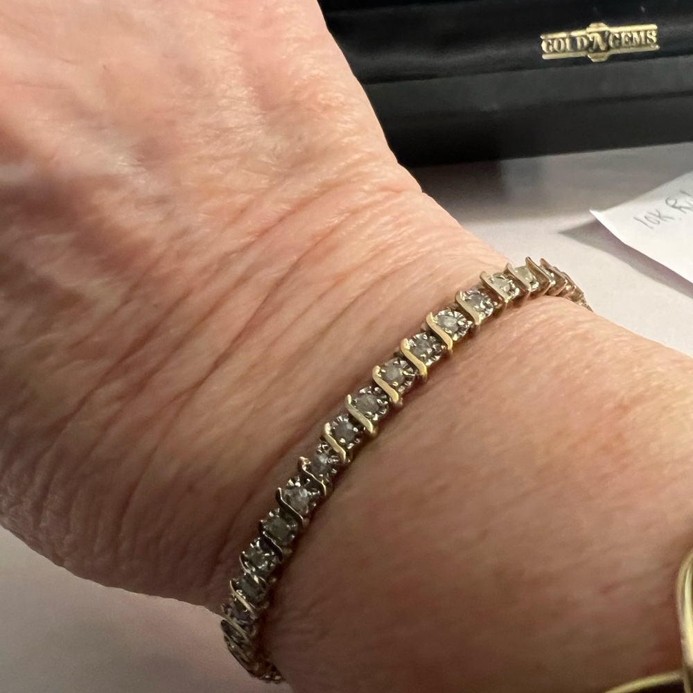 Women's 10k Gold Bracelet with real Diamonds
